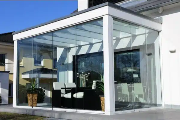 Moderne veranda omringet av glass